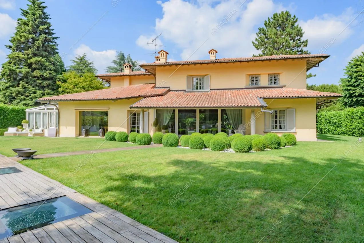 Dalla piscina vista sugli esterni gialli della villa