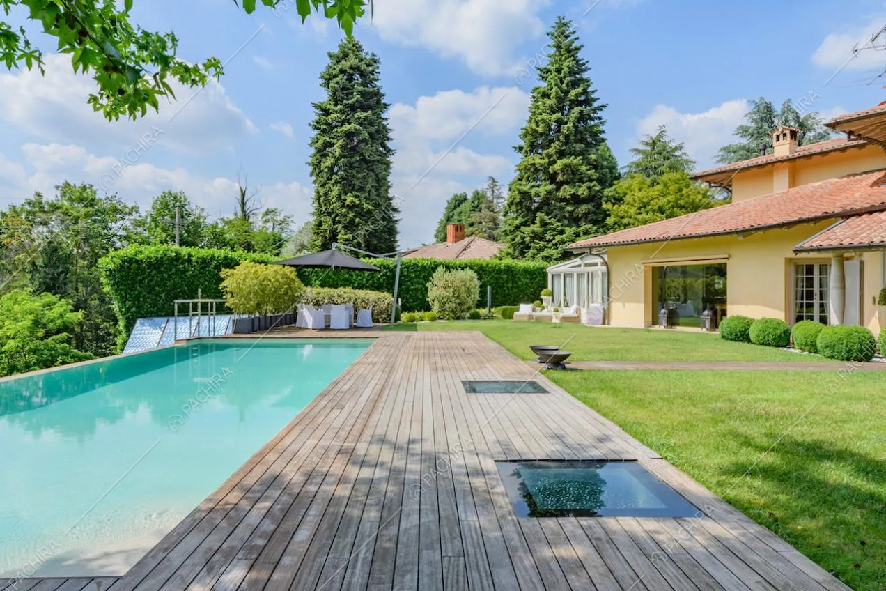 Pavimento in legno della piscina con lucernari e vista sui pannelli solari