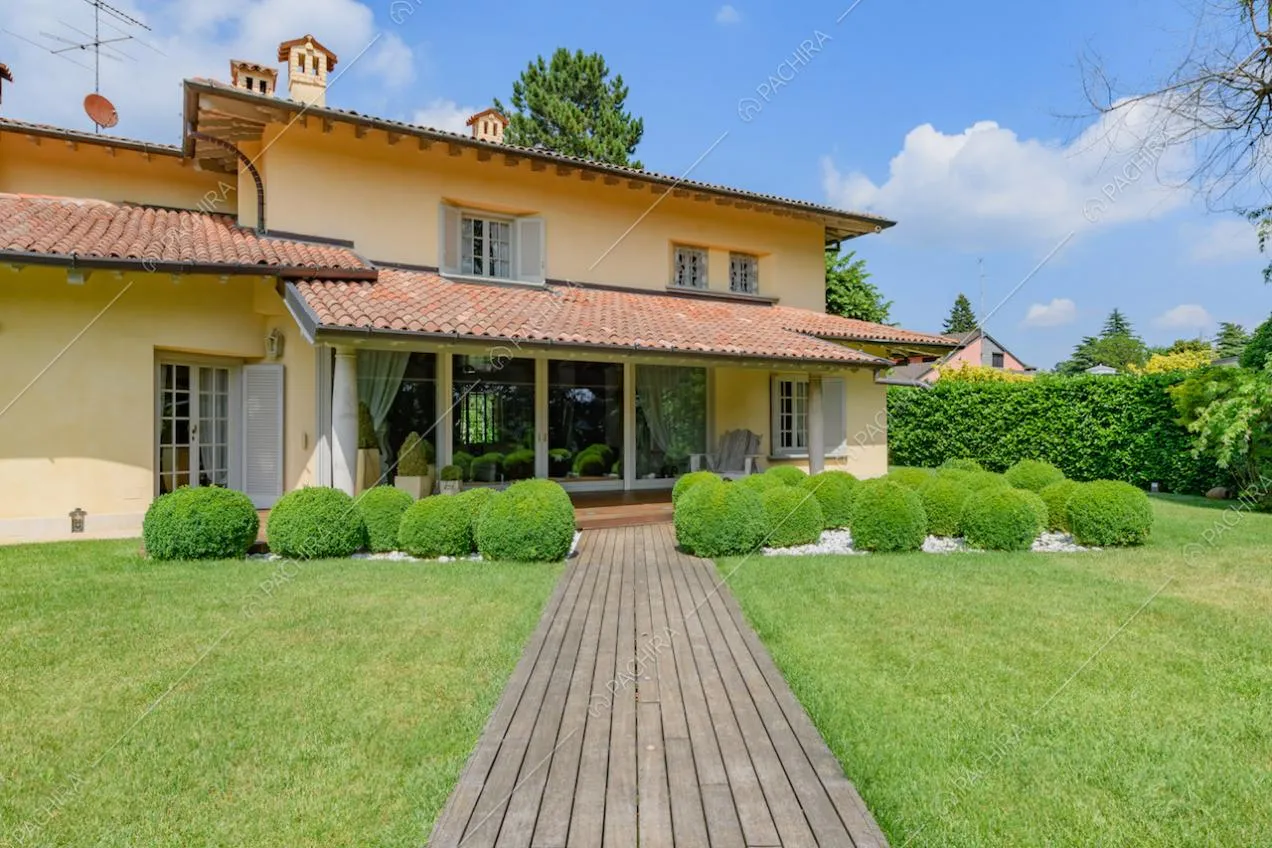 Vialetto in legno per accedere alla location