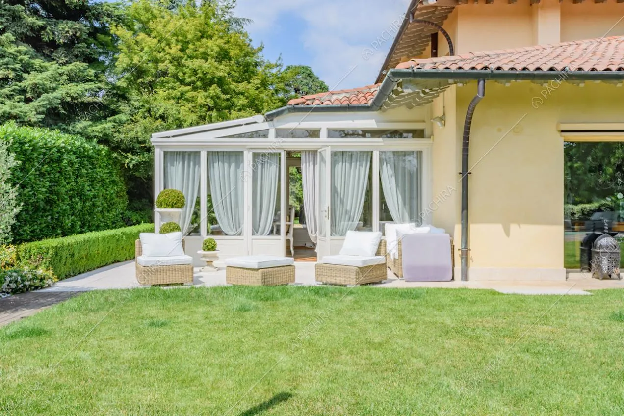 Dal giardino vista sulla veranda con porte-finestre