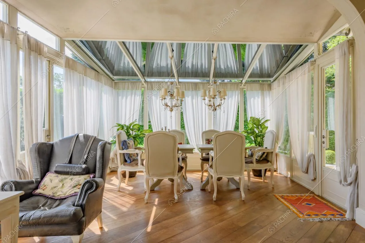 Regale tavolo da pranzo con pavimento in parquet e porte-finestre
