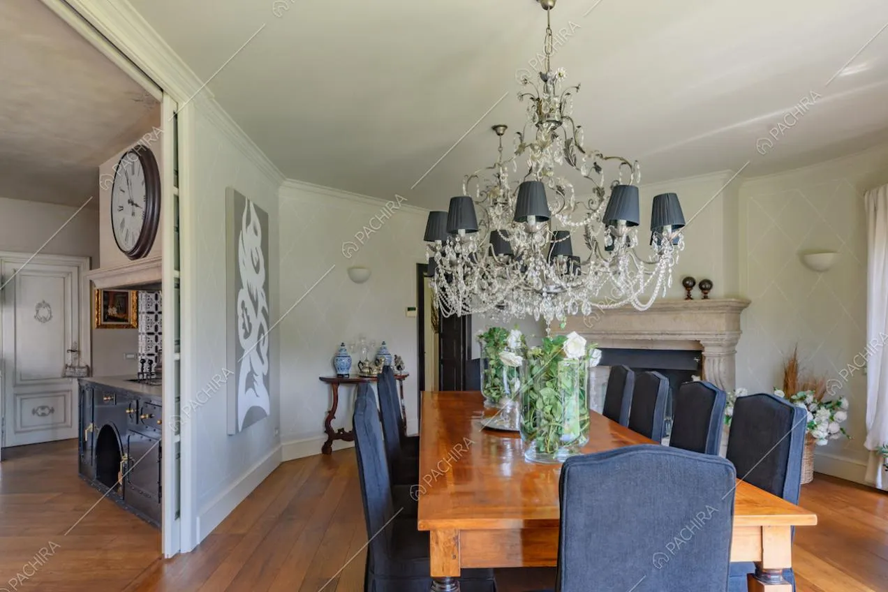 Dalla sala da pranzo vista sul grande camino della cucina