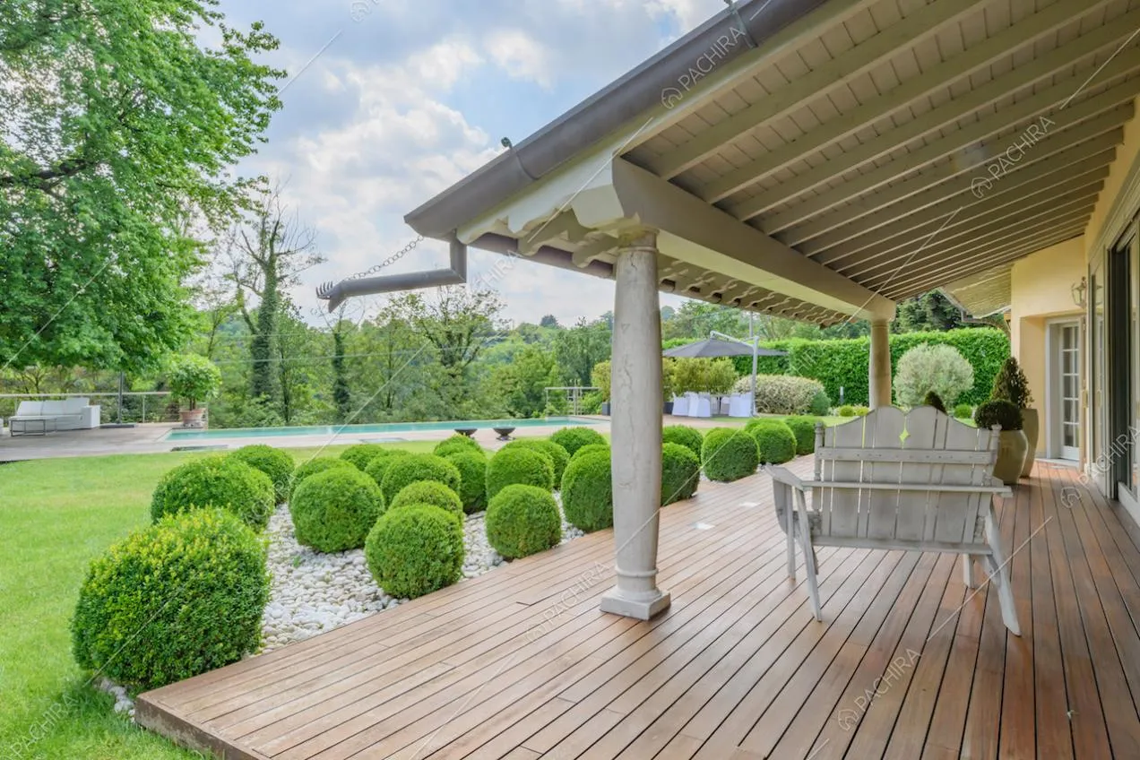 Veranda con pavimento in parquet da esterni e vista sul giardino