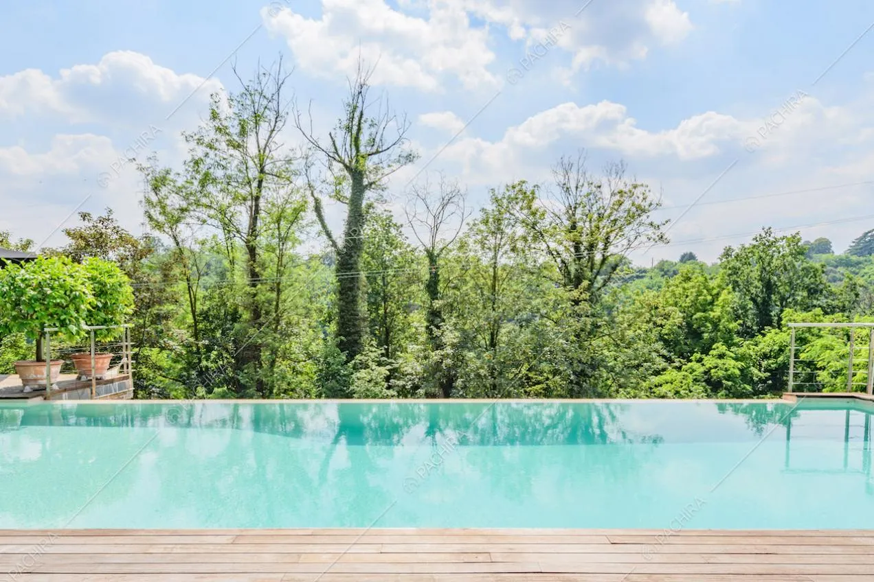Piscina a sfioro con vista sulla natura circostante