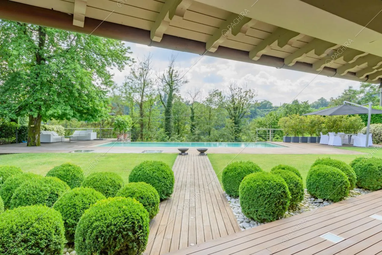 Vialetto in legno per accedere alla piscina dalla veranda