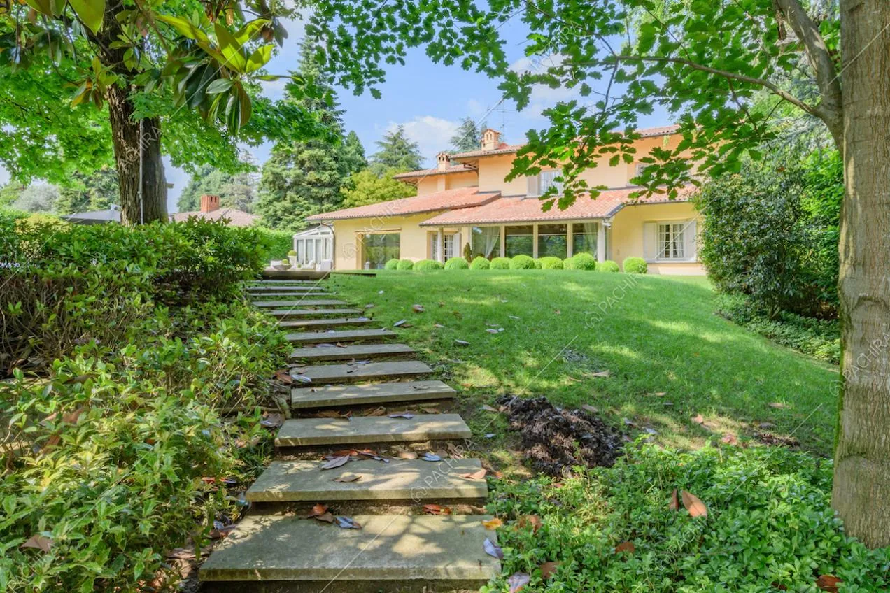 Nel giardino, scalini in pietra per accedere alla villa