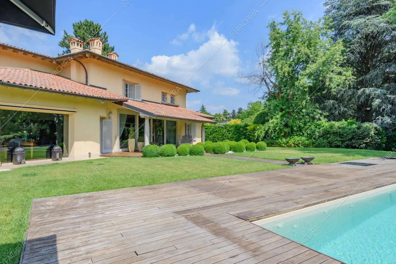 Pavimento in legno della piscina e vista sugli esterni della villa