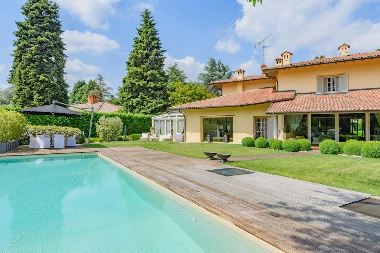 Grande piscina con pavimento in legno e vista sulla location