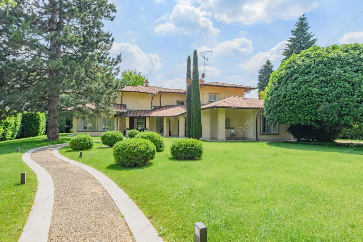 Curato giardino della villa con vialetto