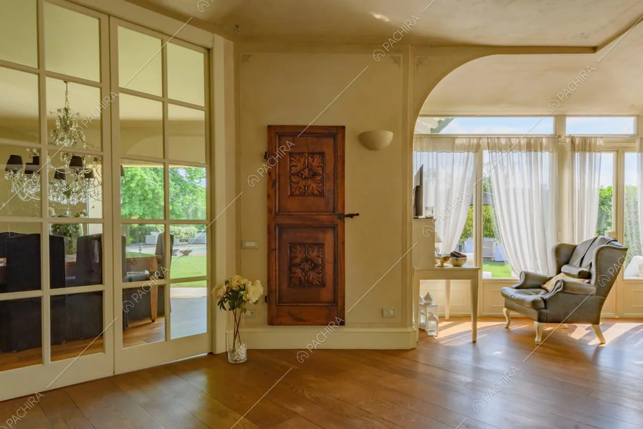Pavimento in parquet nella cucina con vista sulla sala