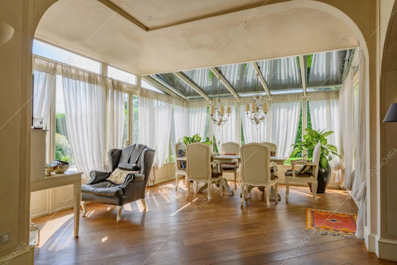 Sala da pranzo con pavimento in parquet e soffitto a specchio