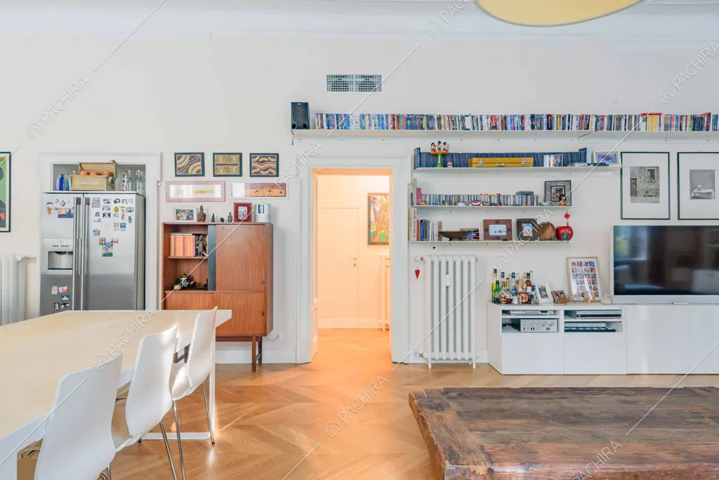 Pavimento in parquet a spina di pesce nella zona living con tavolo da pranzo