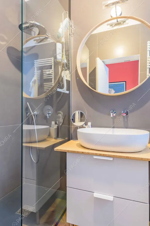 Bagno privato della camera da letto matrimoniale con box doccia