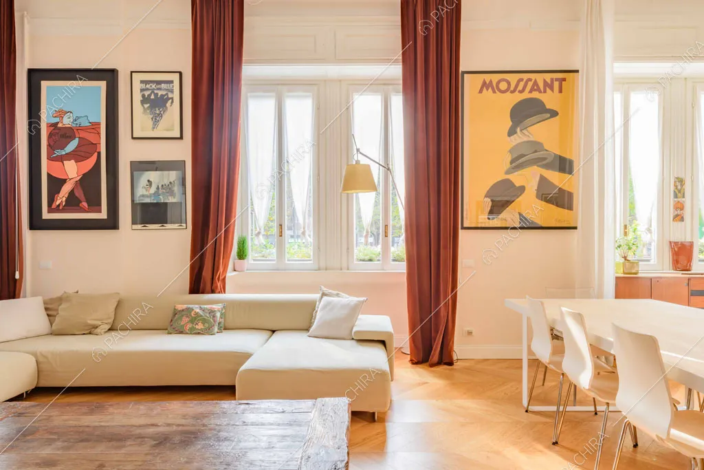 Tavolo da pranzo e divano angolare nella zona living con pavimento in parquet
