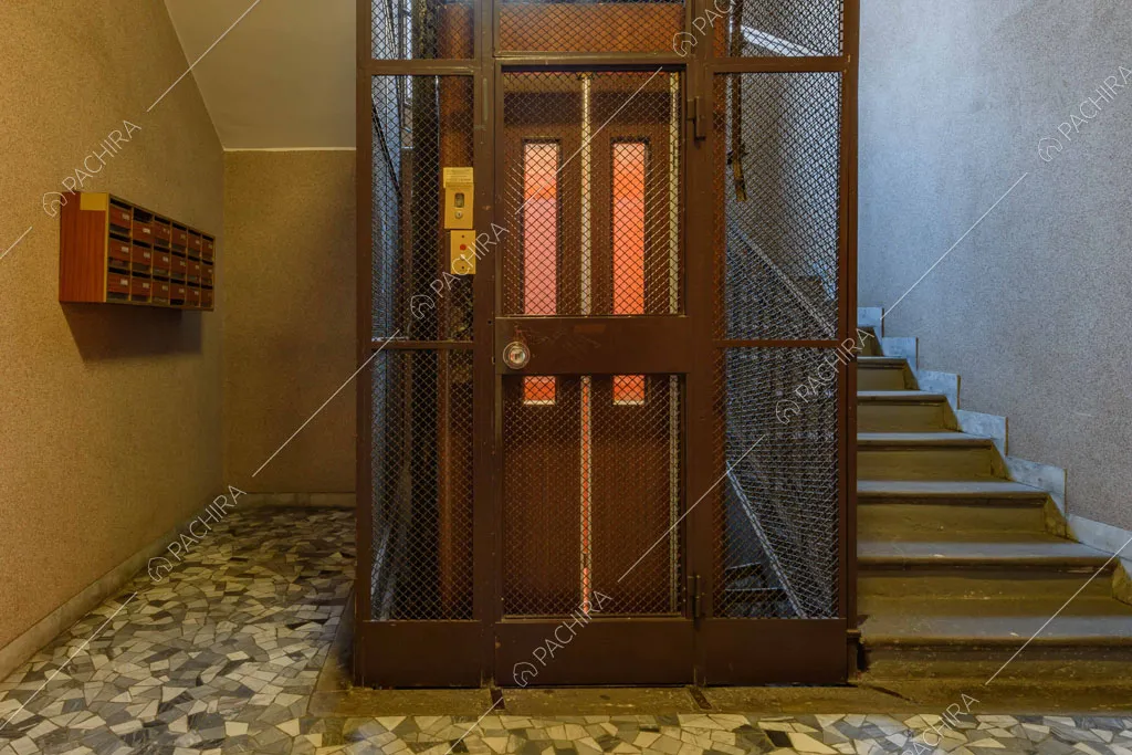 Pianerottolo con ascensore e scale