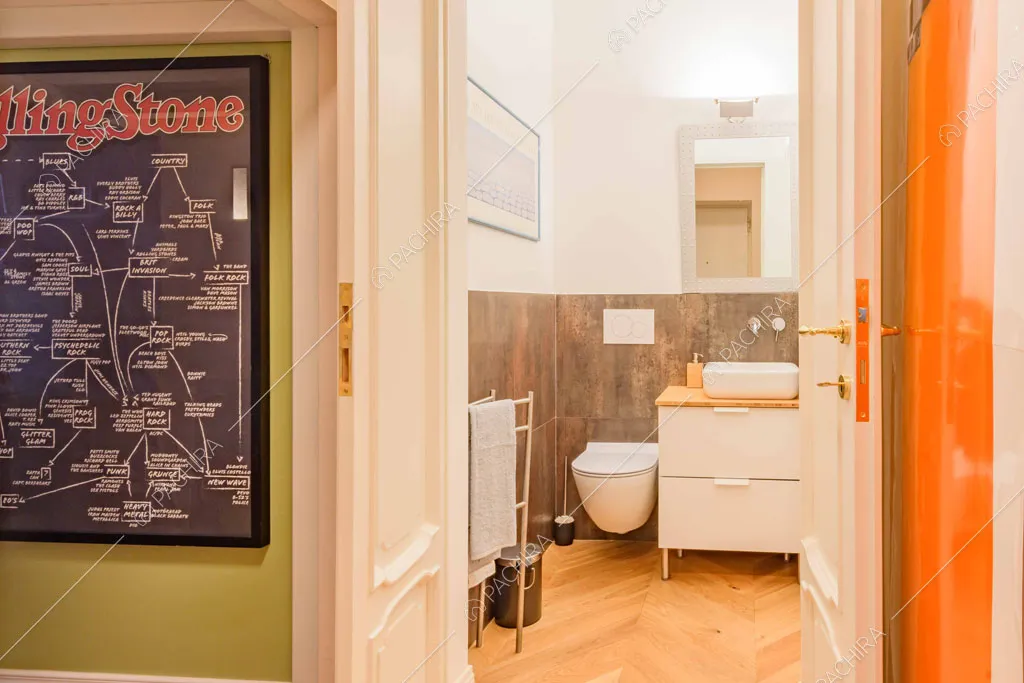 Bagno con pavimento in parquet a spina di pesce