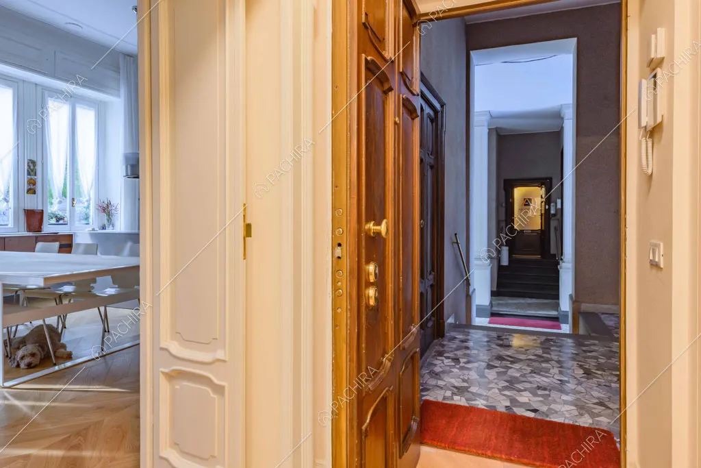 Atrio con scorcio sulla zona living e sul pianerottolo
