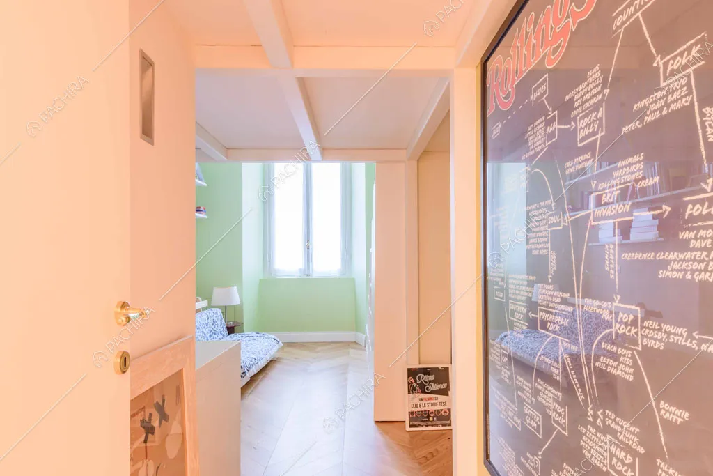 Pavimento in parquet a spina di pesce nella camera da letto con pareti verdi