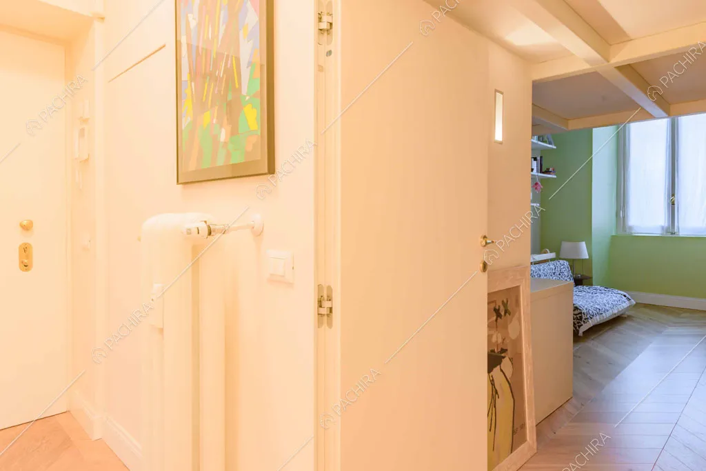 Atrio con scorcio sulla camera da letto con pareti verdi