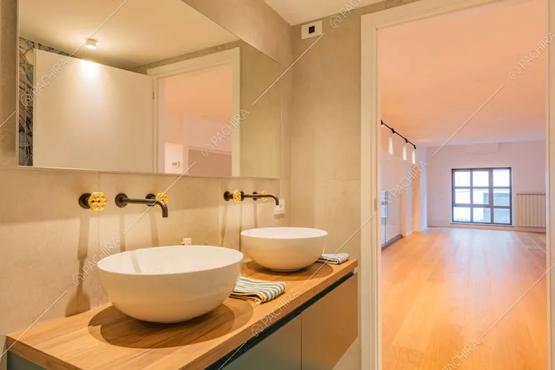 Doppio lavandino nel bagno con vista sulla balconata con pavimento in parquet