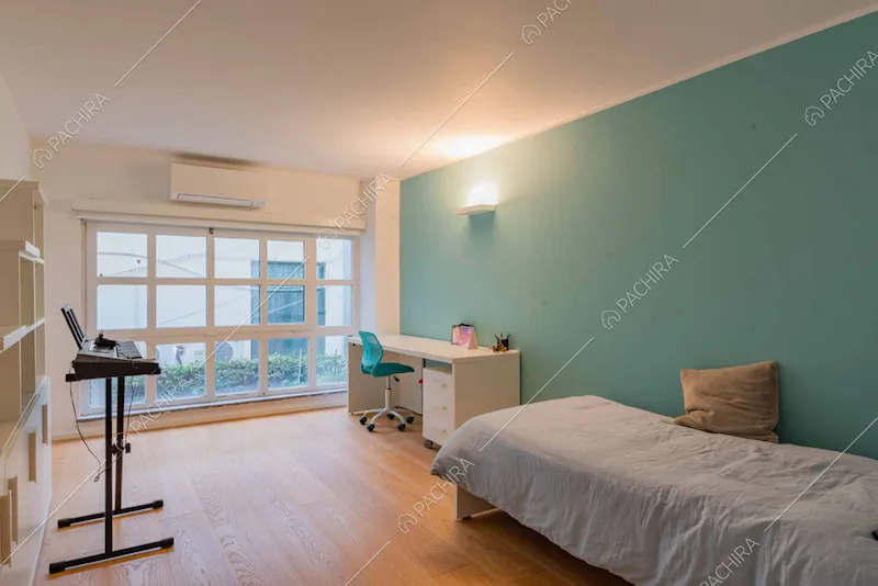 Camera da letto dei bambini con vetrata, pavimento in parquet e parete azzurra