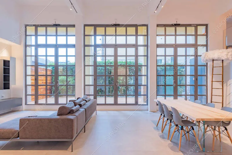 Grandi vetrate nell'open space con vista sul giardino