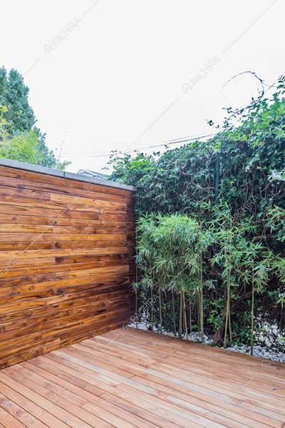 Pavimento in parquet da esterni nel giardino della location