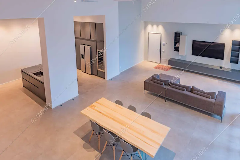 Dalla balconata vista sul grande open space con pareti bianche e cucina a isola