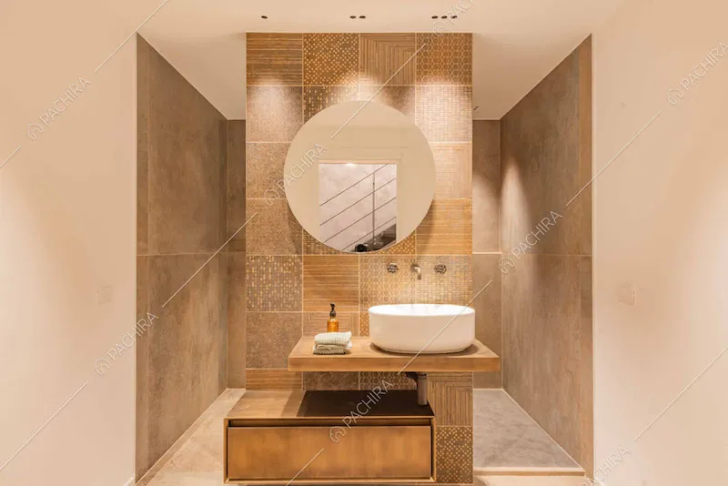 Bagno con piastrelle sulle nuances del marrone