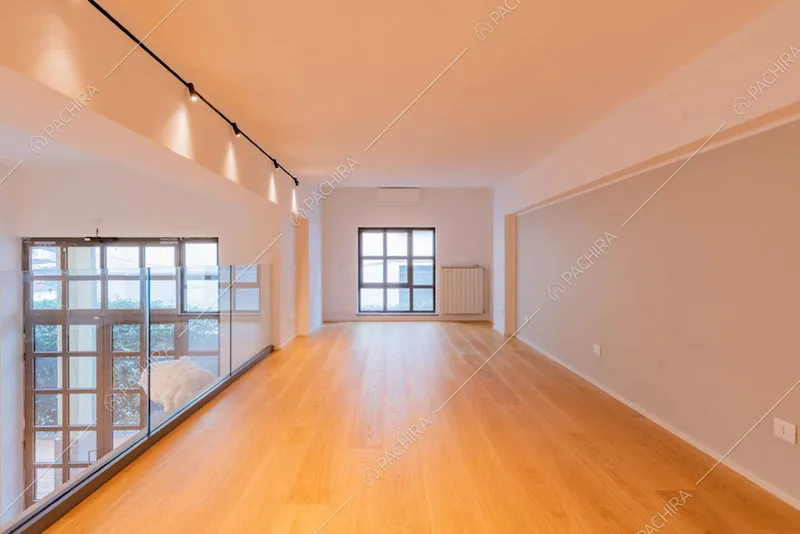 Ampia balconata con pavimento in parquet e parapetto in vetro