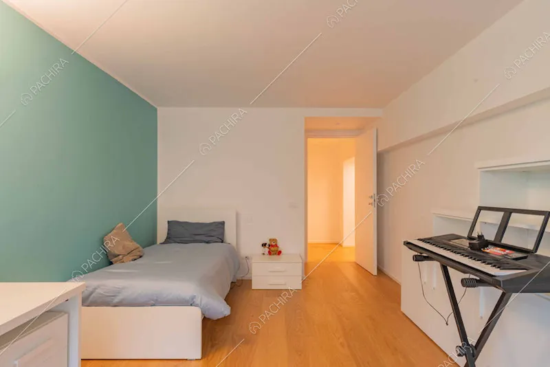 Letto singolo nella camera da letto dei bambini e pavimento in parquet