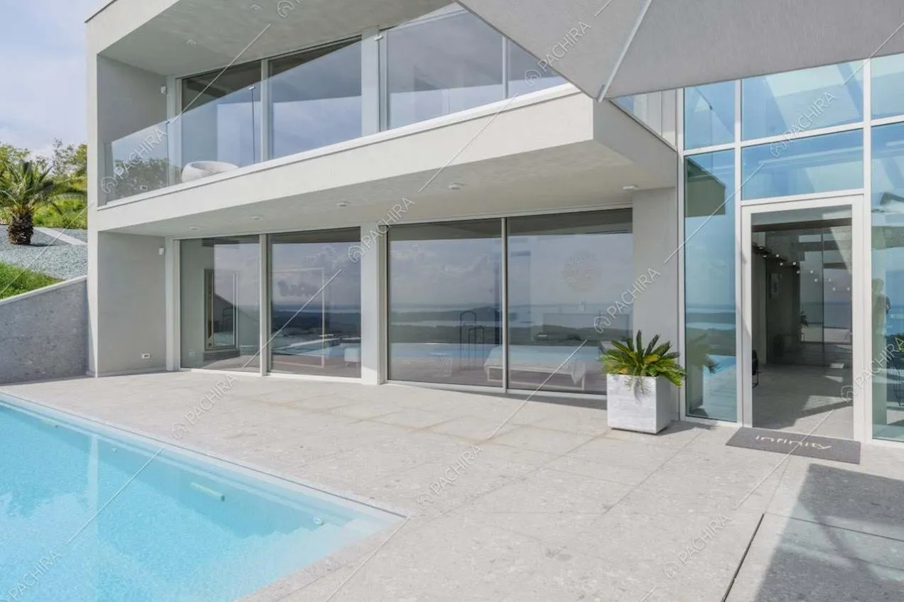 Dalla terrazza con piscina vista sulle grandi vetrate della location