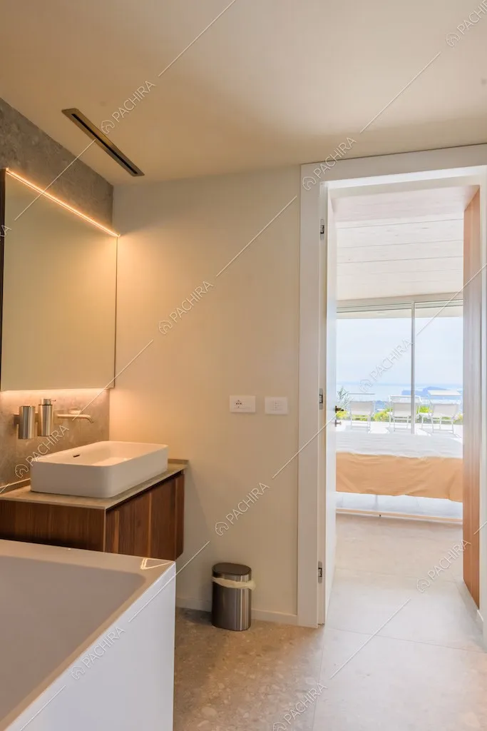 Vasca nel bagno privato della camera da letto matrimoniale