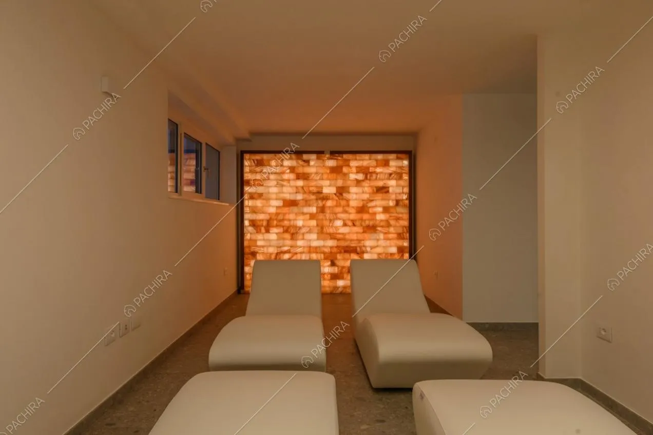 Spa con pareti bianche e lettini