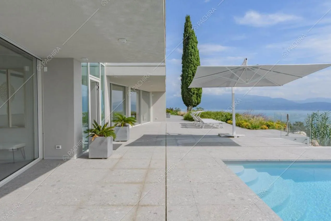 Grandi vetrate, terrazza, piscina e vista sul lago