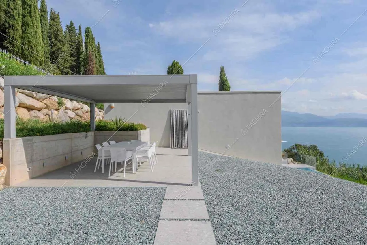 Vista sul lago e sul patio con tavolo da pranzo bianco