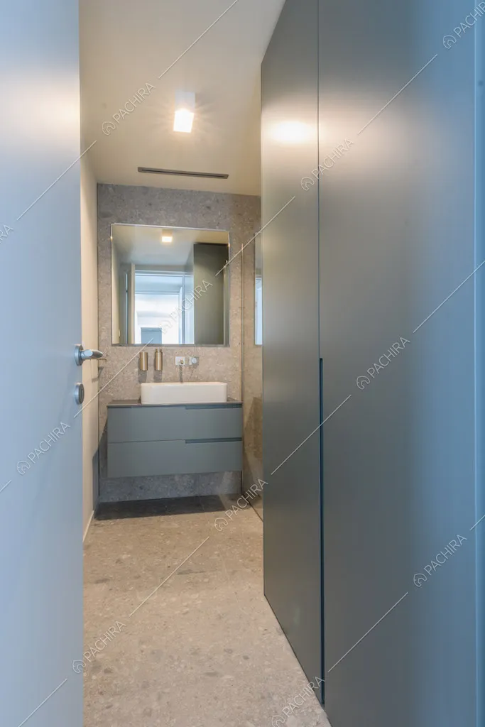 Bagno con armadio e mobile sospeso blu