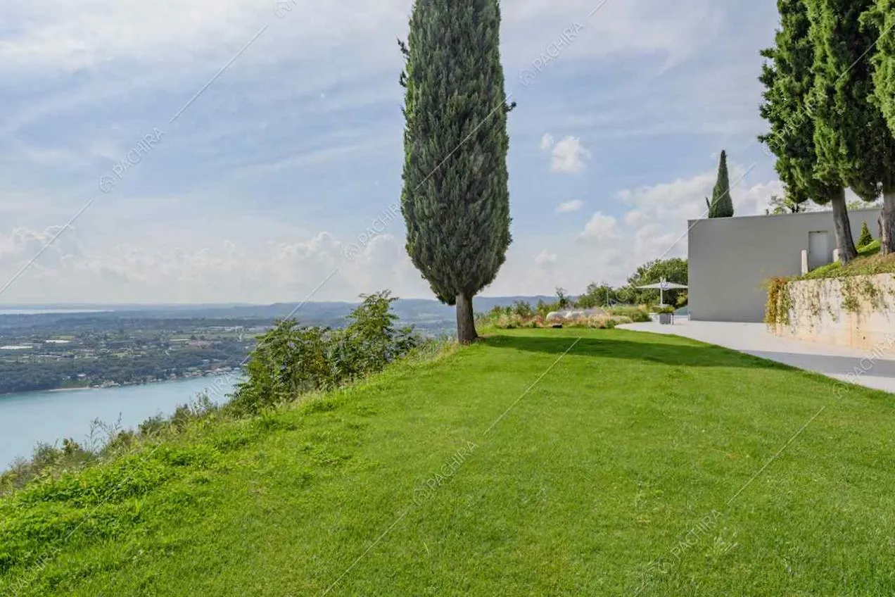 Giardino della location con vista sul lago