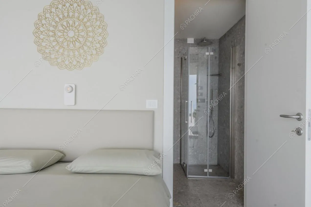 Dal letto matrimoniale vista sul bagno privato con box doccia