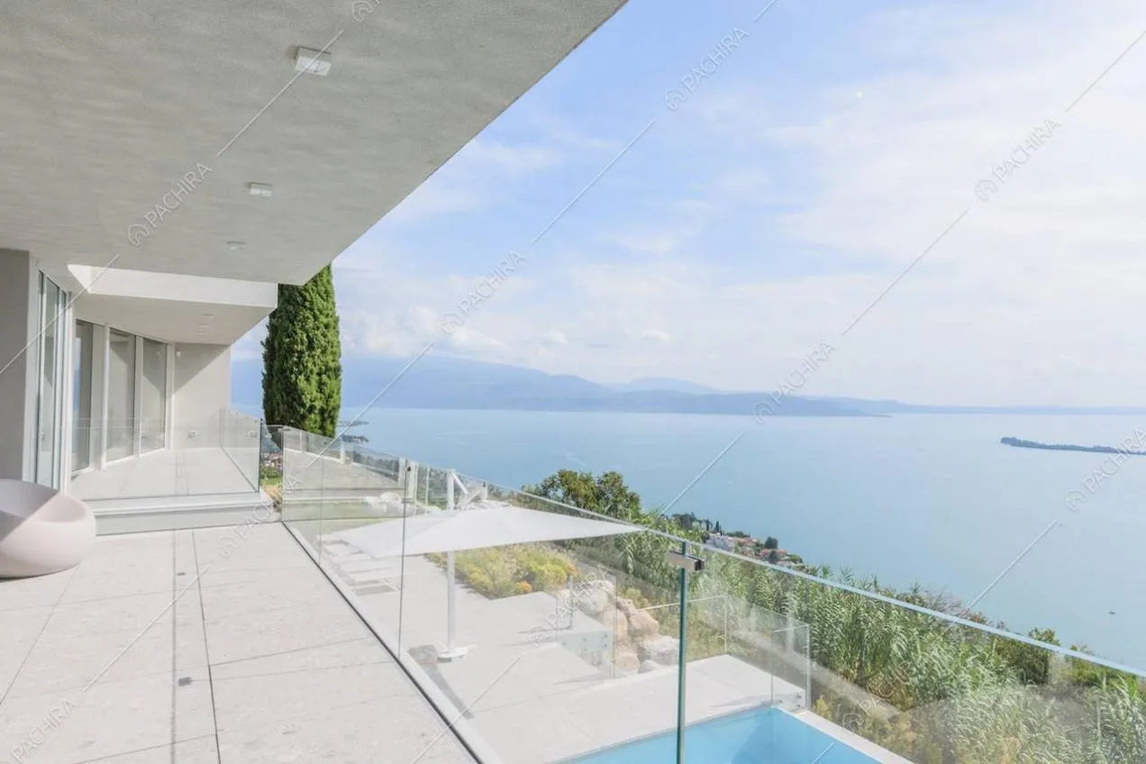 Dalla terrazza vista sulla piscina della location e sul lago
