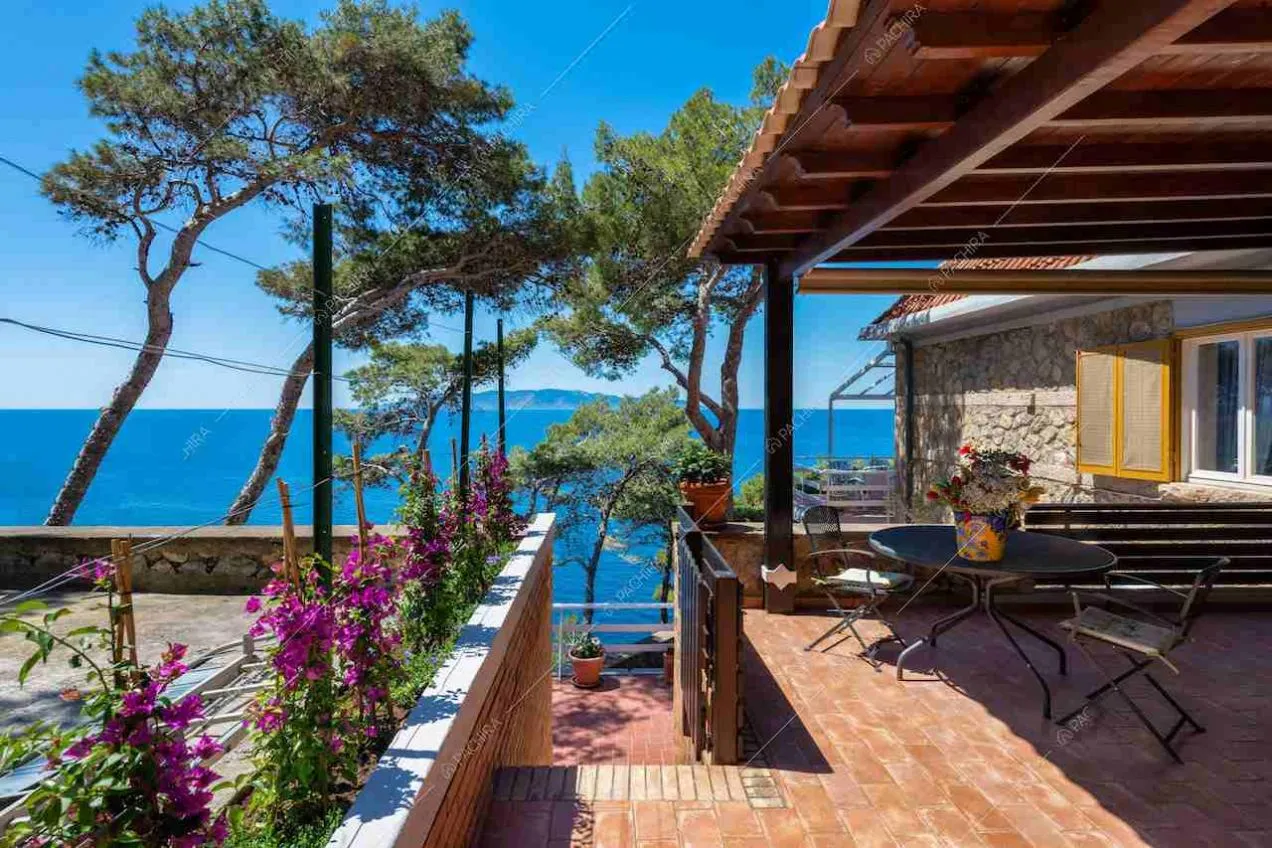 Terrazza con veranda dal soffitto in travi in legno a vista
