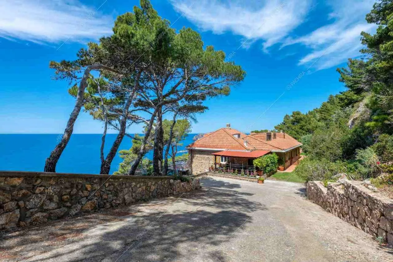 Vialetto per accedere alla location e muretti in pietra