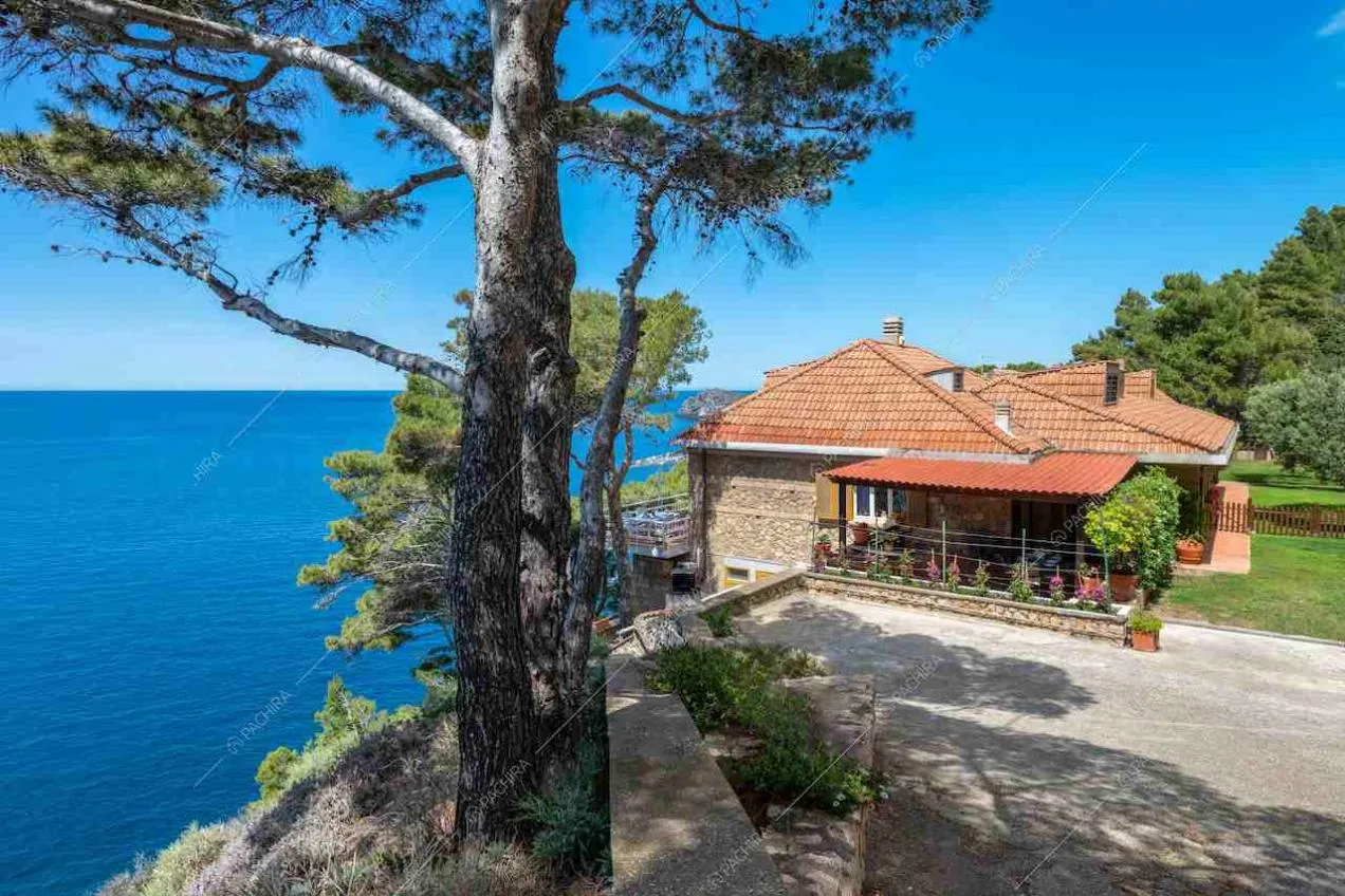 Vista sul giardino della Location Barite