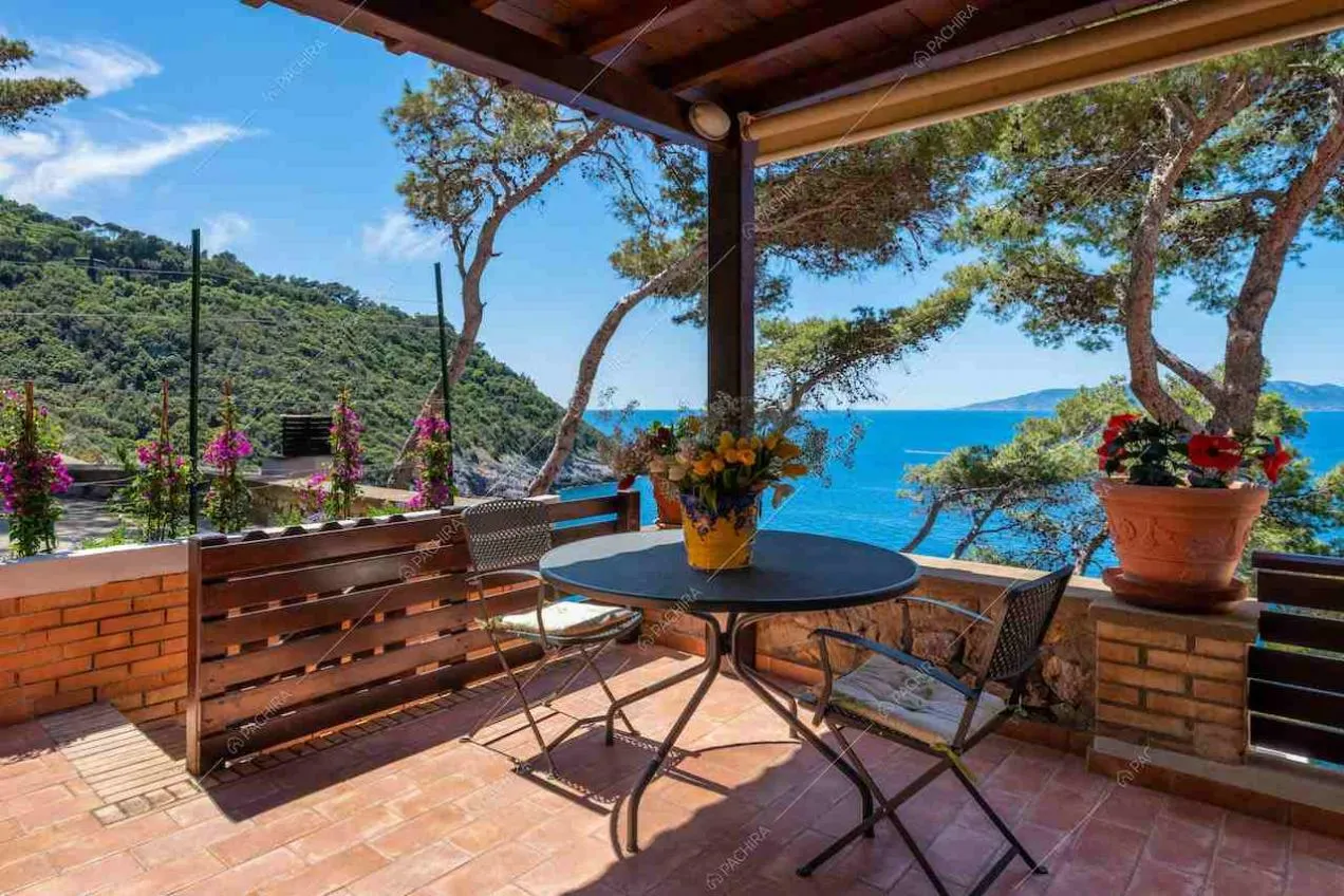 Veranda sulla terrazza con pavimento in cotto