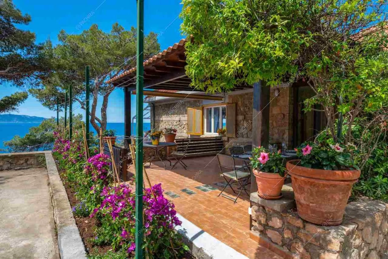 Terrazza con veranda e vista sugli esterni in pietra