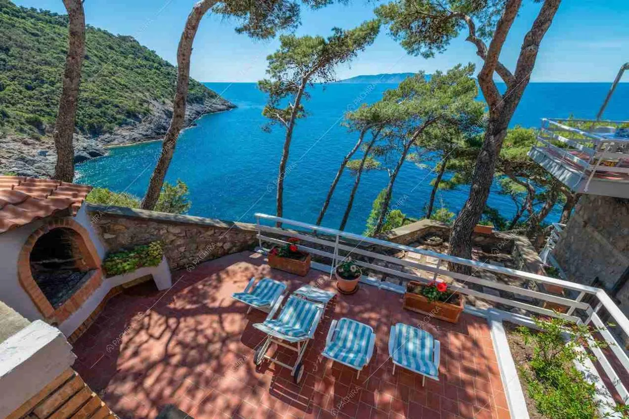 Vista dall'alto sulla terrazza con forno e lettini