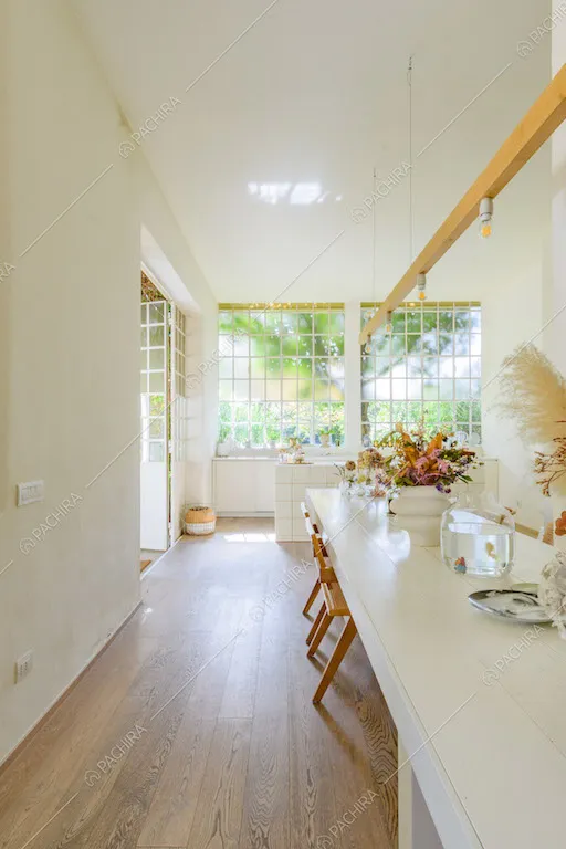 Pavimento in parquet nella grande sala con tavolo da pranzo bianco