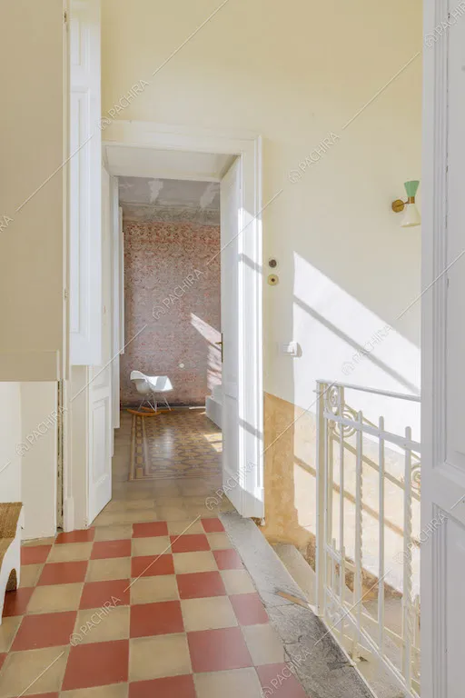 Pavimento in piastrelle a scacchi rosse e bianche al piano superiore della villa