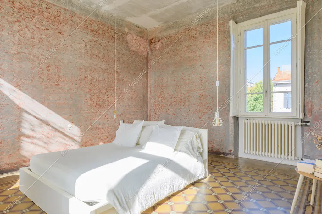 Grande camera da letto matrimoniale con pareti délabré con fantasia rossa