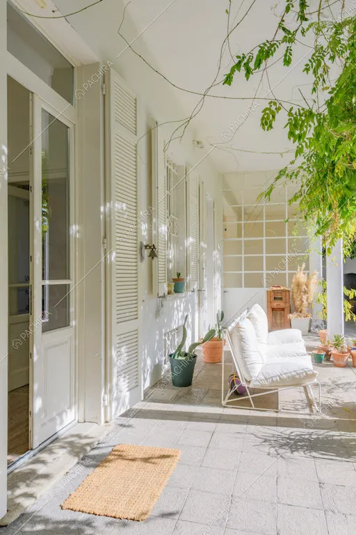 Portico con vista sugli esterni bianchi e sulle porte-finestre